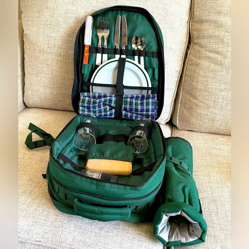 Deluxe 2 Person Backpack Picnic Kit With All The Necessities NEW. Complete Set!